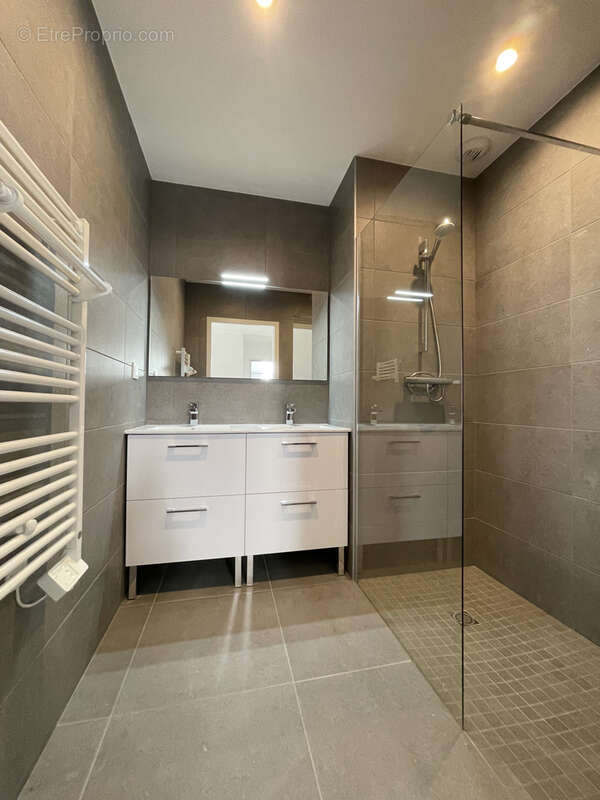 Appartement à LA TOUR-DE-SALVAGNY