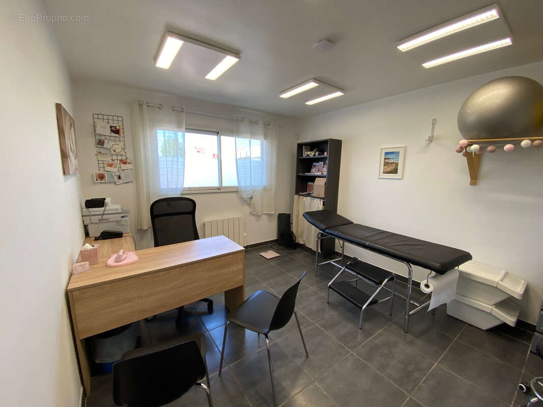 Locaux en zone d'activites - photo 7