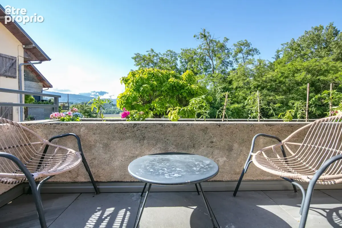 Joli t4 duplex avec jardin, terrasse, cave, garage et cour au cœur du village de francin ! - photo 5