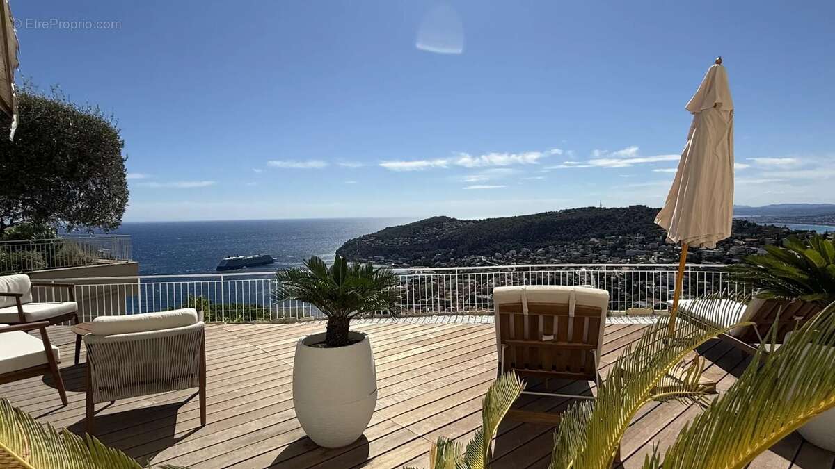Villefranche-sur-Mer – Superbe 3 pièces rénové avec vue mer panoramique, vaste terrasse, garage et cave - photo 5