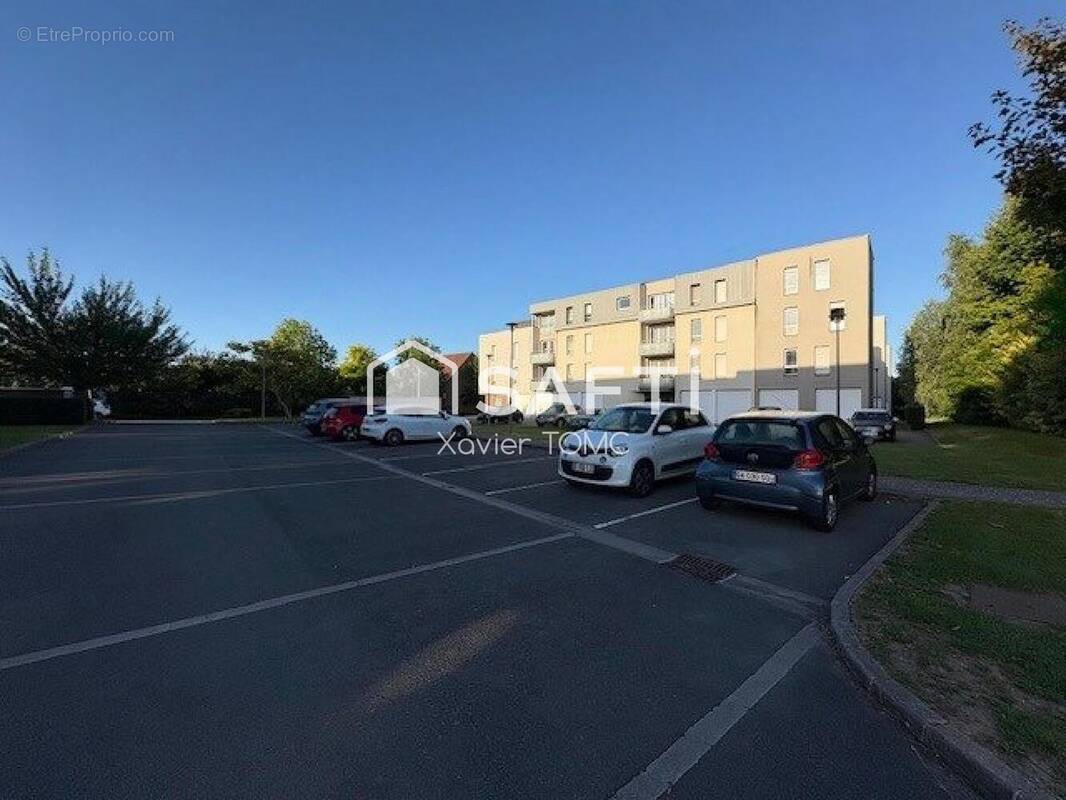 Photo 1 - Parking à LA BASSEE