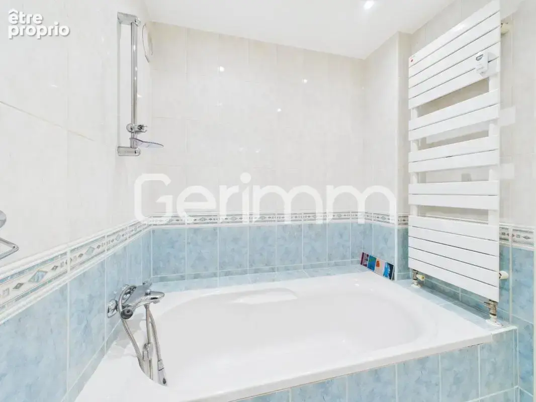 Vente - Appartement - 3 pièces + cuisine - 75 m² - 215 000 € - - photo 25