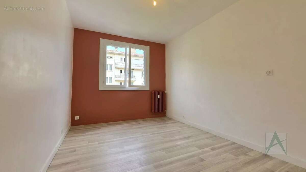 CHAMBERY - T4 2ème étage centre ville - photo 12
