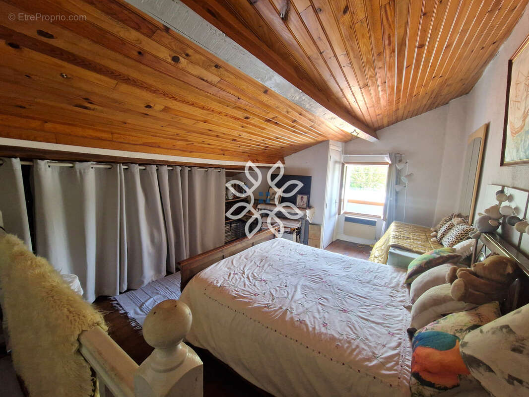 Maison avec terrain clos à Saint-Yvoine - photo 12