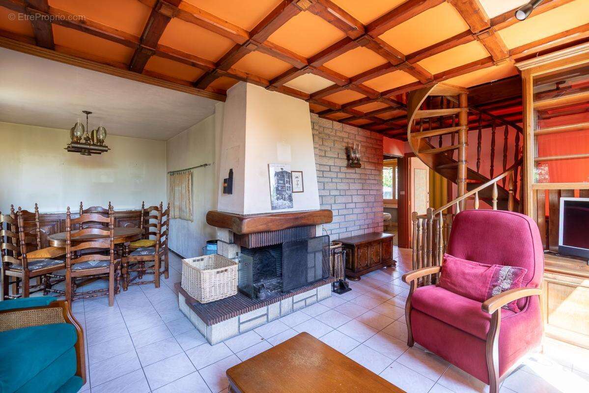 HURIGNY – Chalet suisse d'exception de 110m² sur 2 400 m² de terrain sans vis-à-vis – Fort potentiel de rénovation ! - photo 7