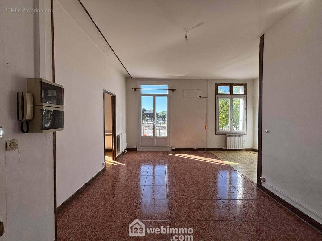 Entrée par le salon/salle à manger exposé plein Sud. - Appartement à CHATELLERAULT