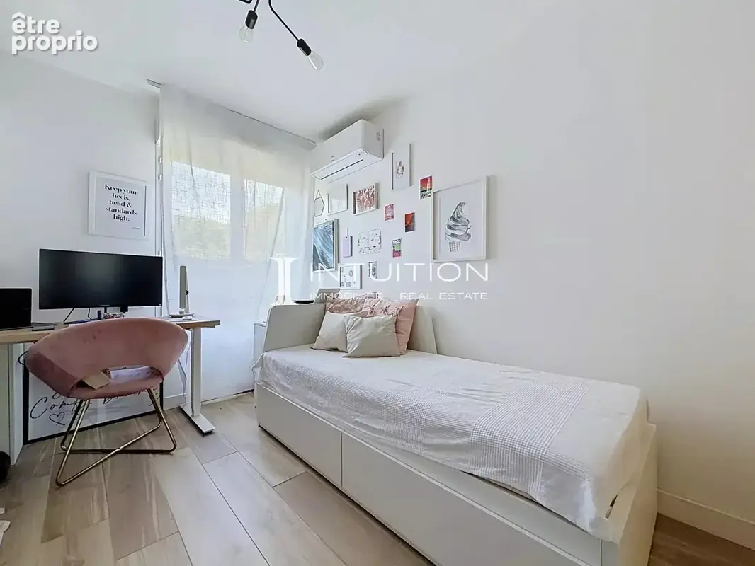 Golfe-Juan : Vaste appartement rez-de-jardin dans un immeuble de standing avec piscine - photo 14