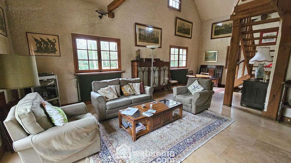 Une autre vue du séjour avec son accès à l&#039;une des terrasses. - Maison à MILLY-LA-FORET