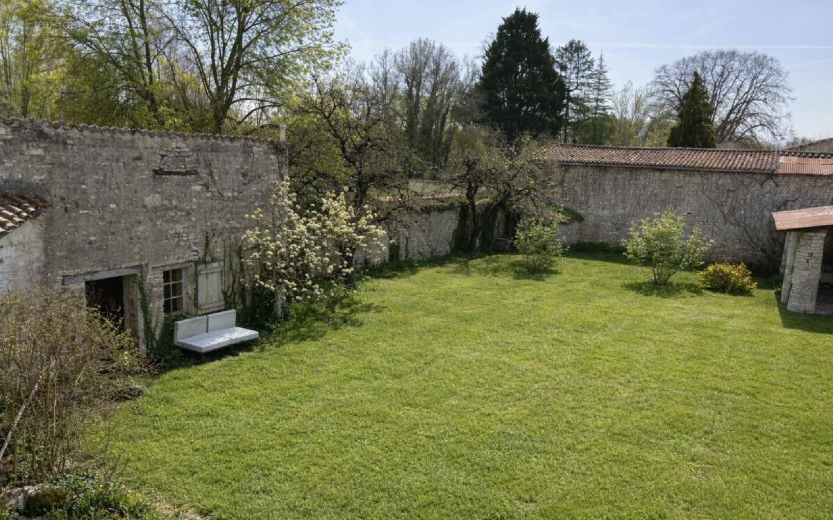 Maison à MAUZE-SUR-LE-MIGNON