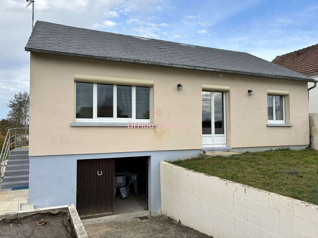 Maison à FONTAINE-LA-GUYON