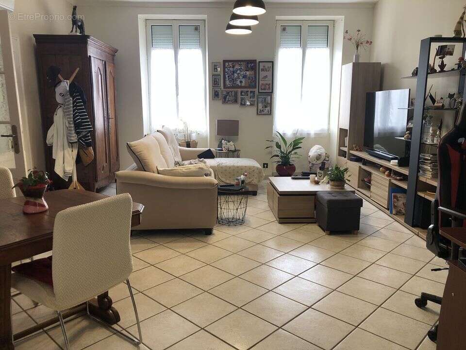  MAISON DE VILLE EN PIERRE 3 CHAMBRES GRAND TERRAIN 900 m2