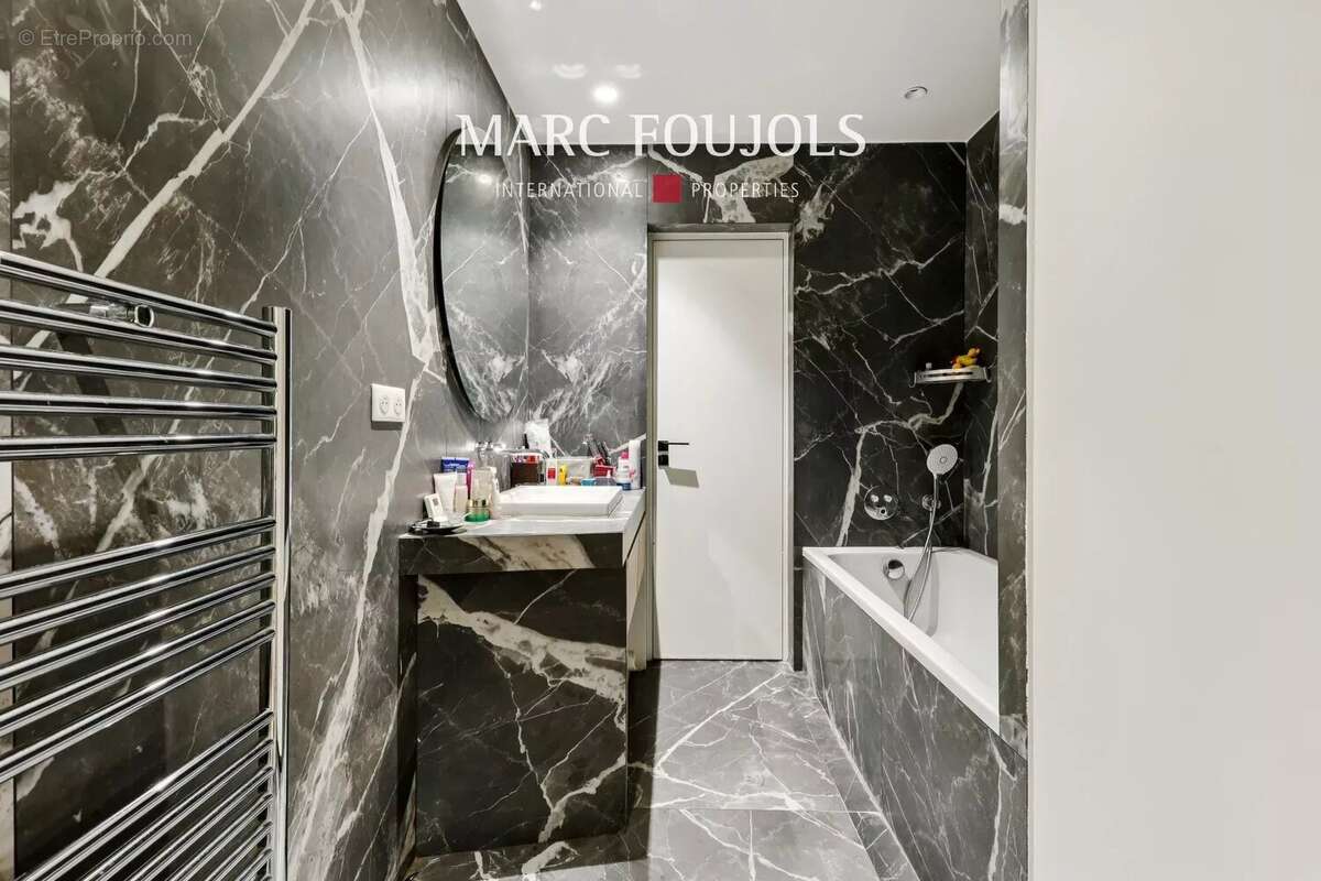 Appartement à PARIS-16E