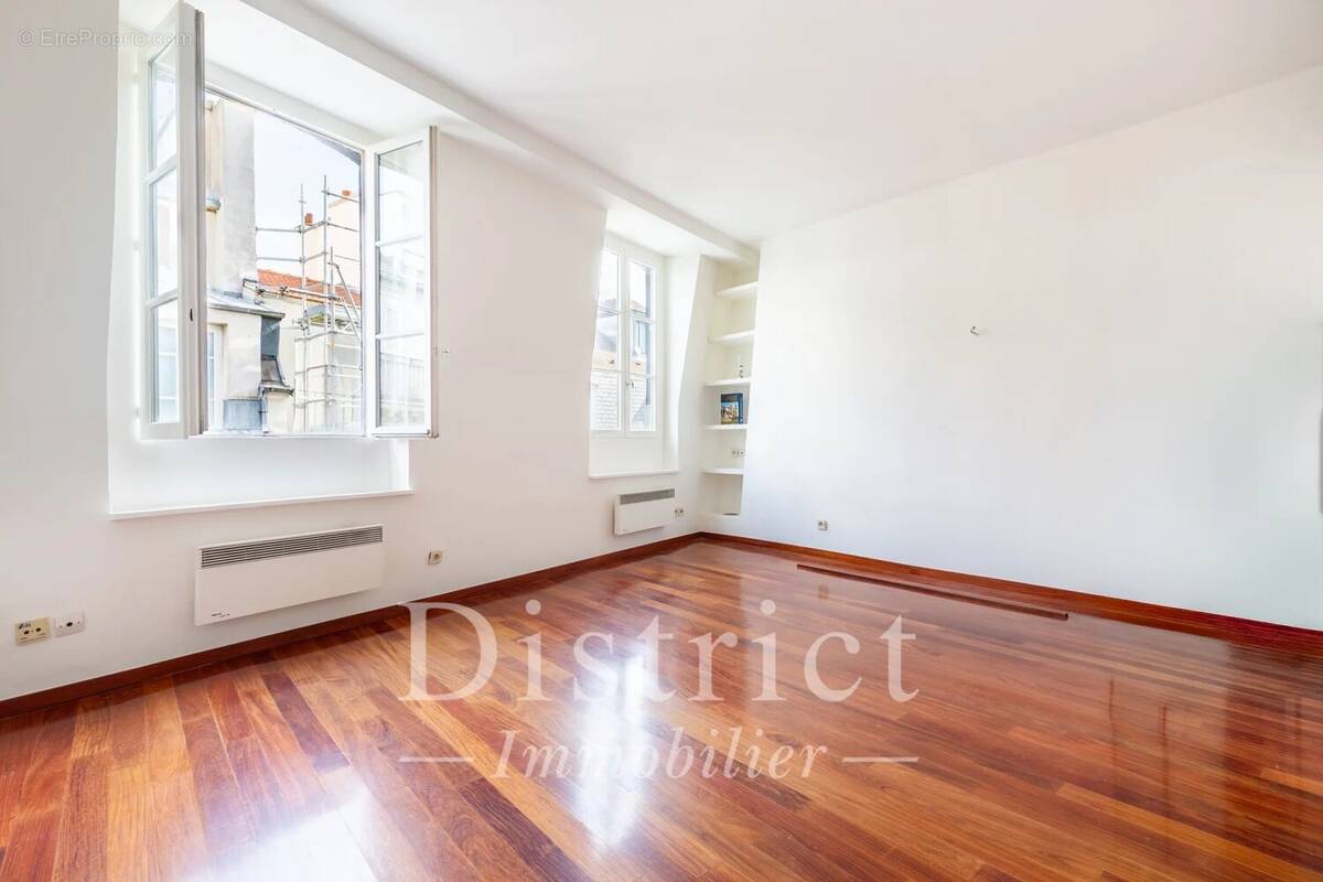 Saint-Germain-des-Prés / Studio de 49m² au sol en étage élevé - photo 3
