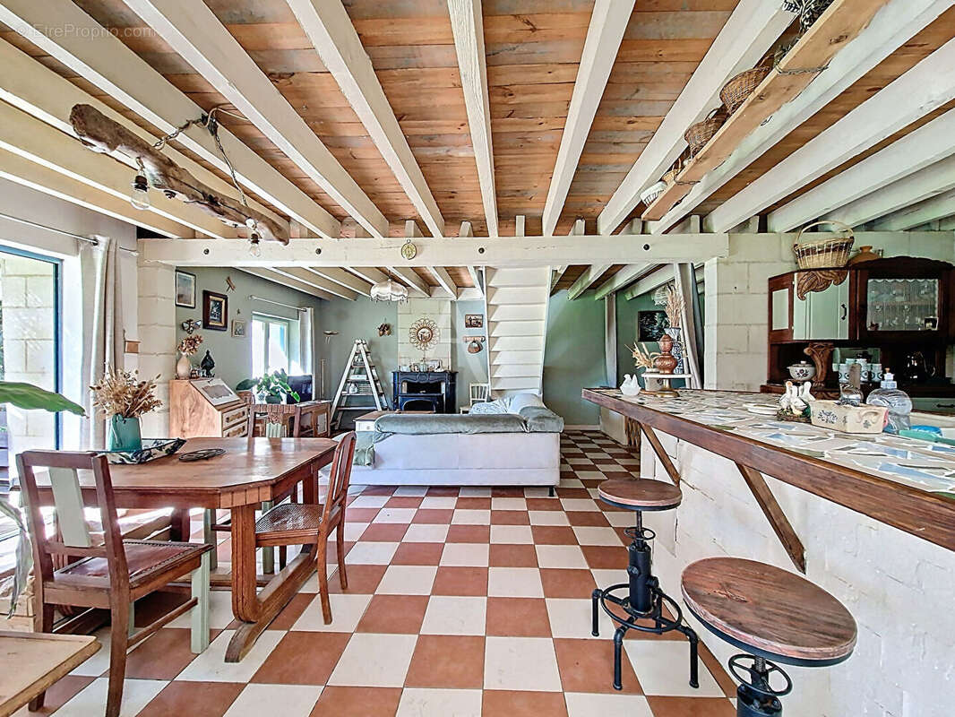 Maison à CHAZE-SUR-ARGOS