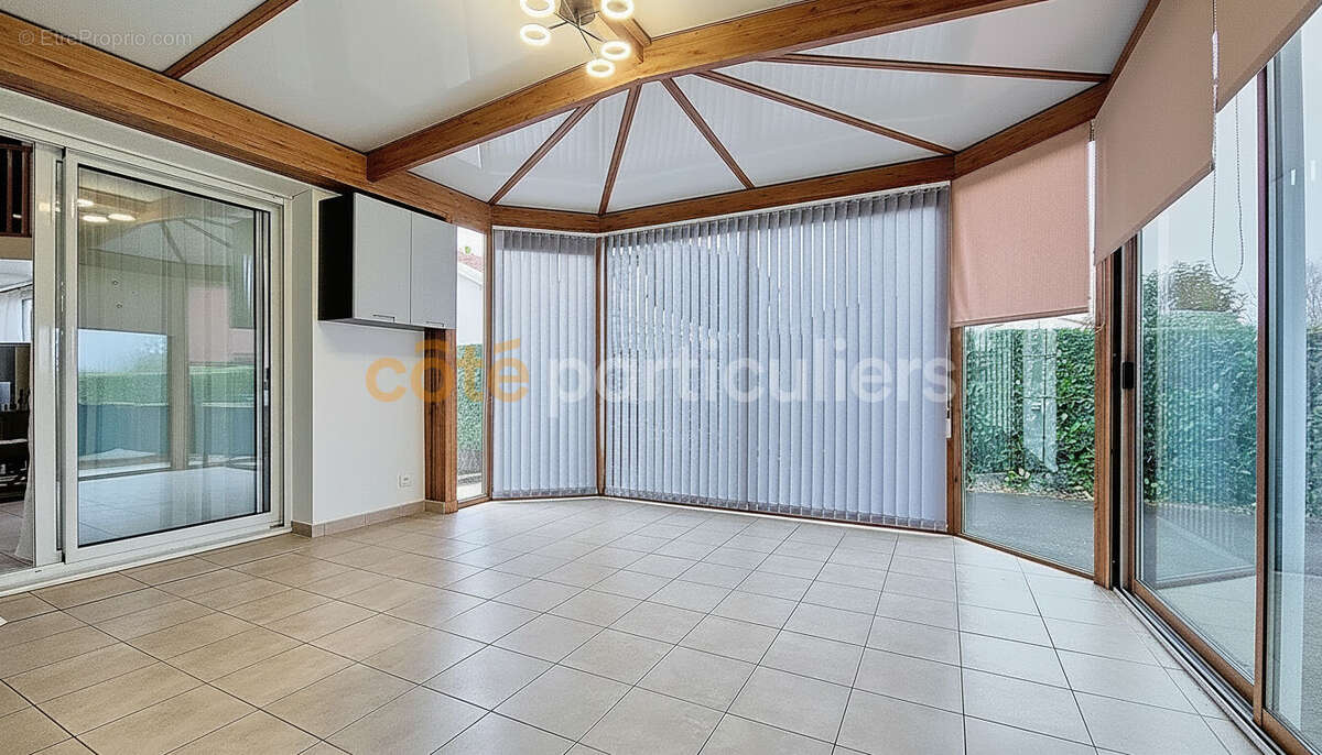 Sous compromis -- la roche-sur-yon -- quartier belle place -- maison 5 pieces -- 159 m2 -- jardin -- veranda - photo 8