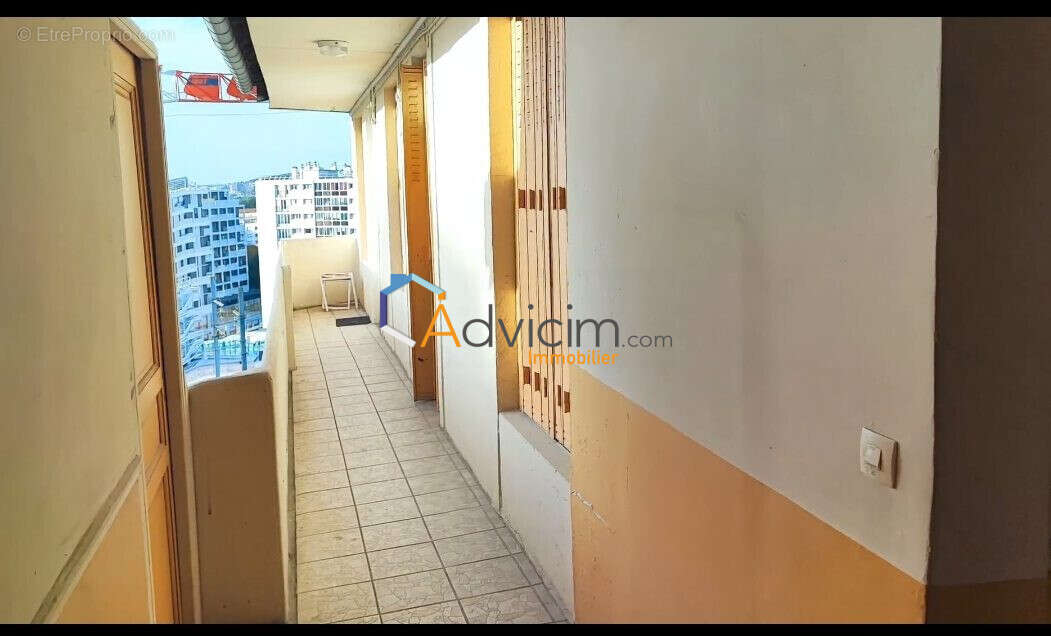 Palier et terrasse entrée Logement - Appartement à ISSY-LES-MOULINEAUX