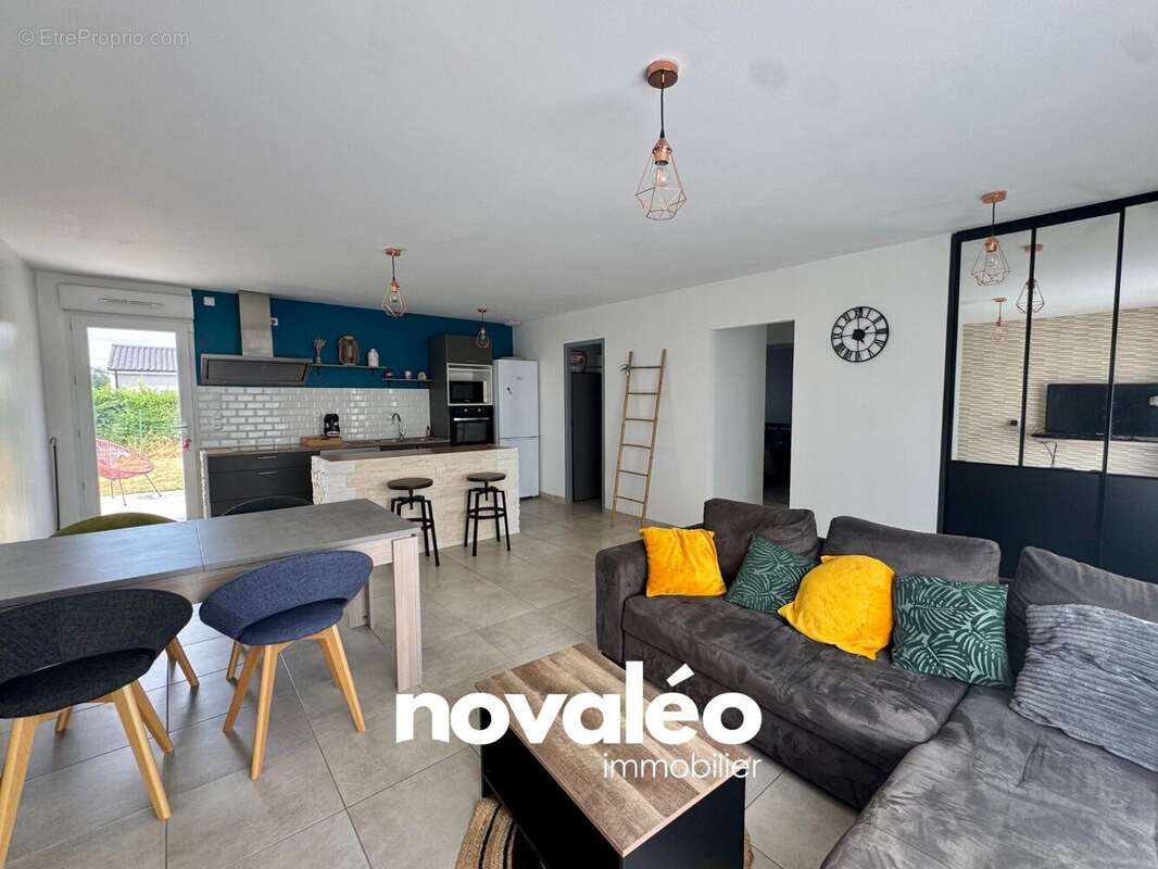 Maison à ROCHES-PREMARIE-ANDILLE