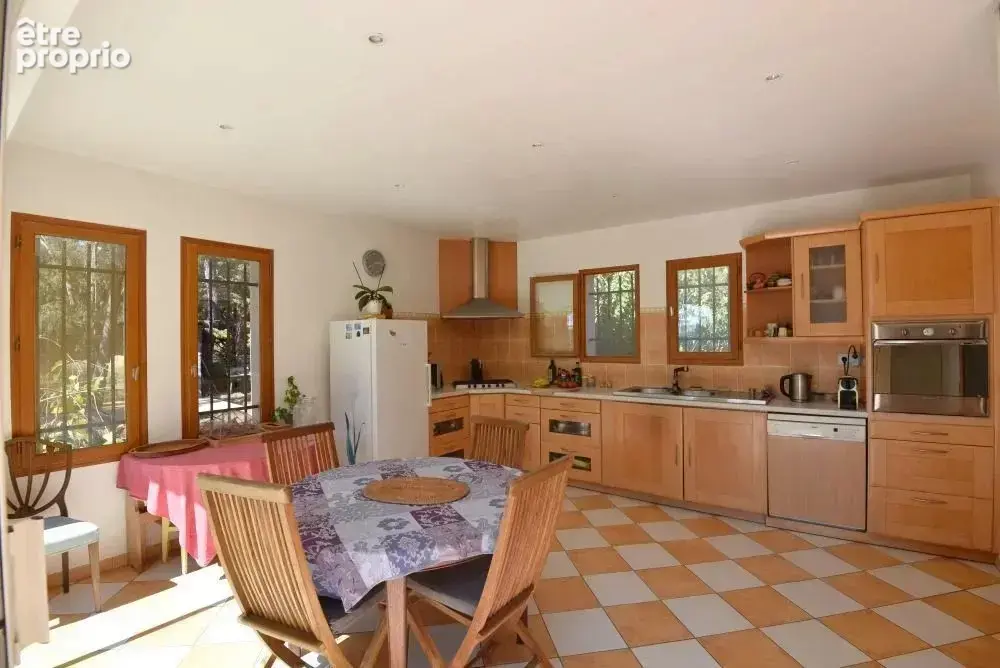 Villa de caractère avec 4 chambres et piscine terrain de 2095 m² - photo 5