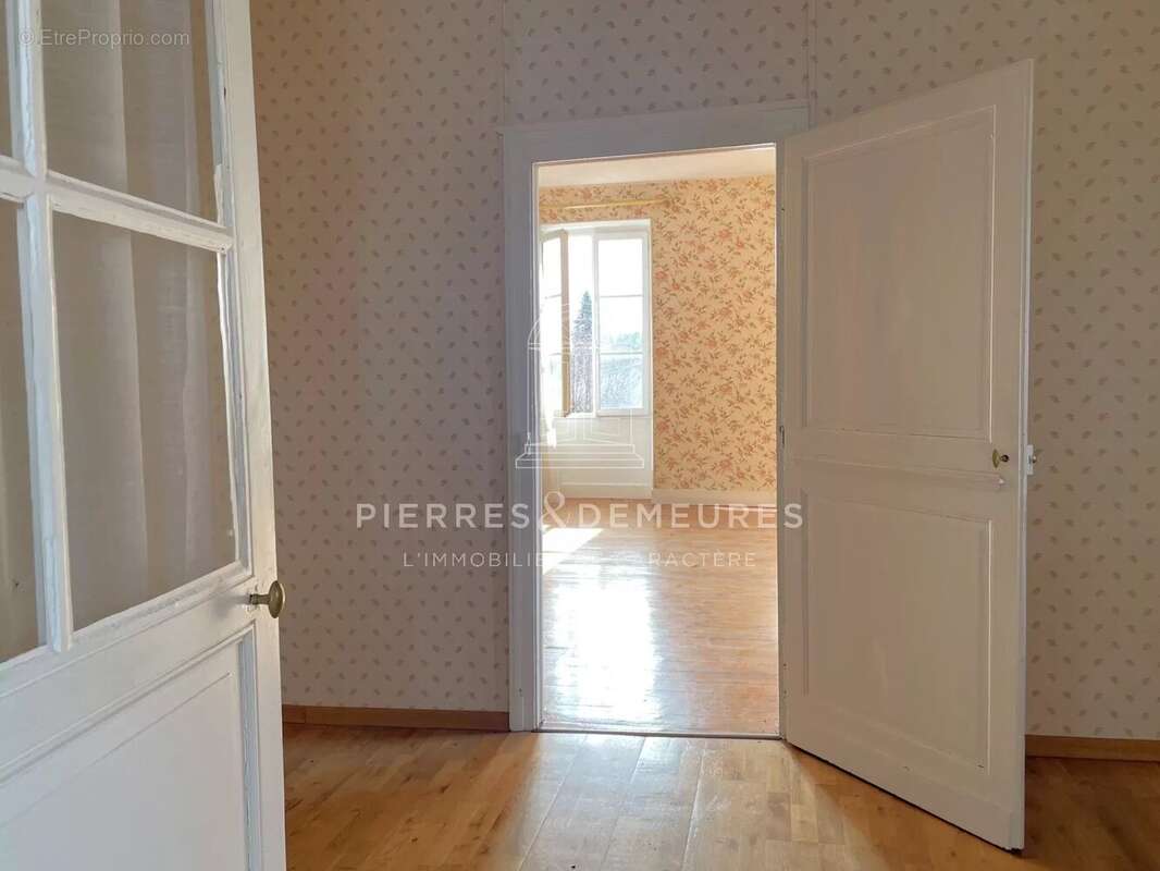 Bâtisse de caractère à rénover – deux logements et fort potentiel - photo 13
