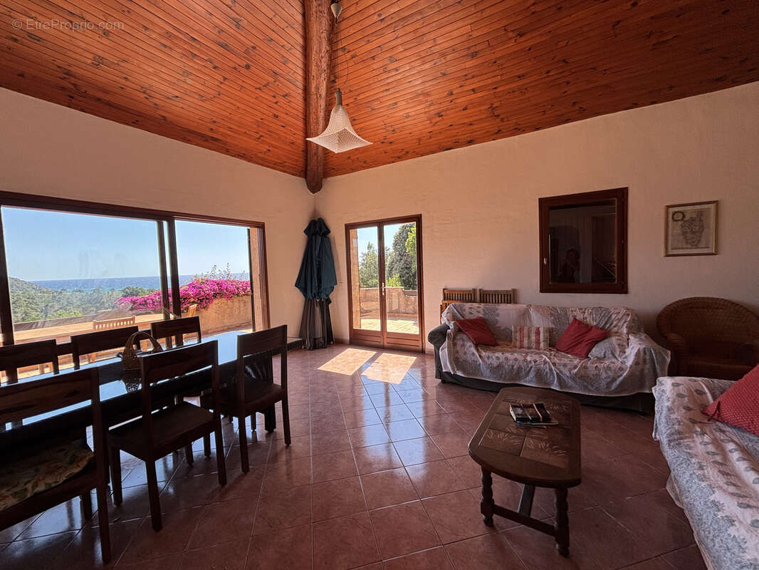 Villa avec piscine et vue panoramique sur la mer et les montagnes environnantes proche de la plage de la Testa - photo 7