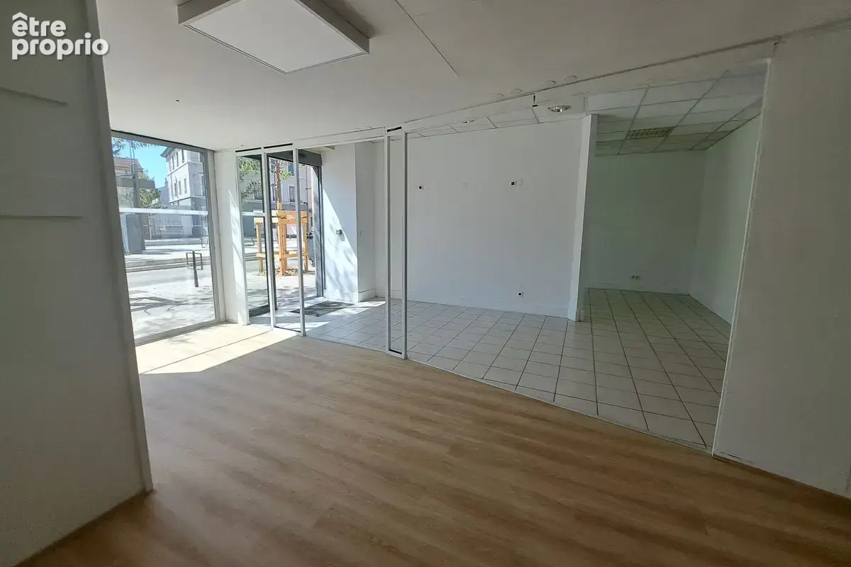 Local commercial ou professionnel de 213 m² - VILLEURBANNE - photo 4