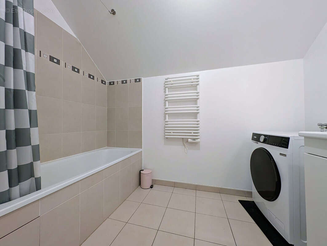 SARTROUVILLE - Appartement 2 pièces de 58 M² avec cave et parking en sous-sol - photo 8