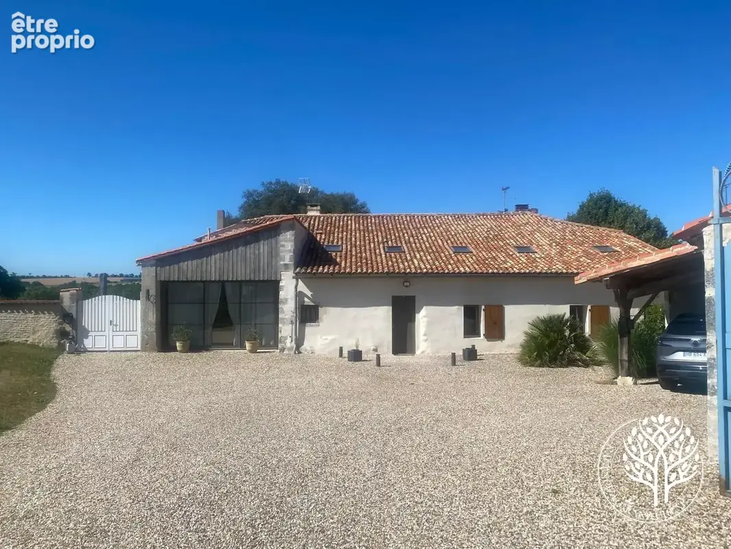 Photo Maison à Saint-Jean-D'angely au prix de 488 000€