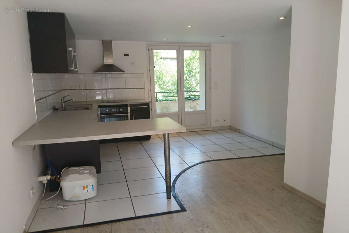 Appartement à REYNES