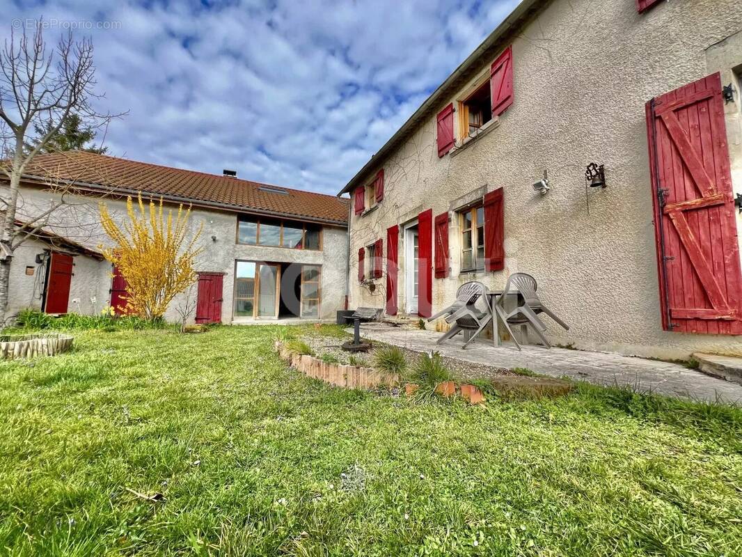 Maison à SAINT-CLEMENT-DE-REGNAT