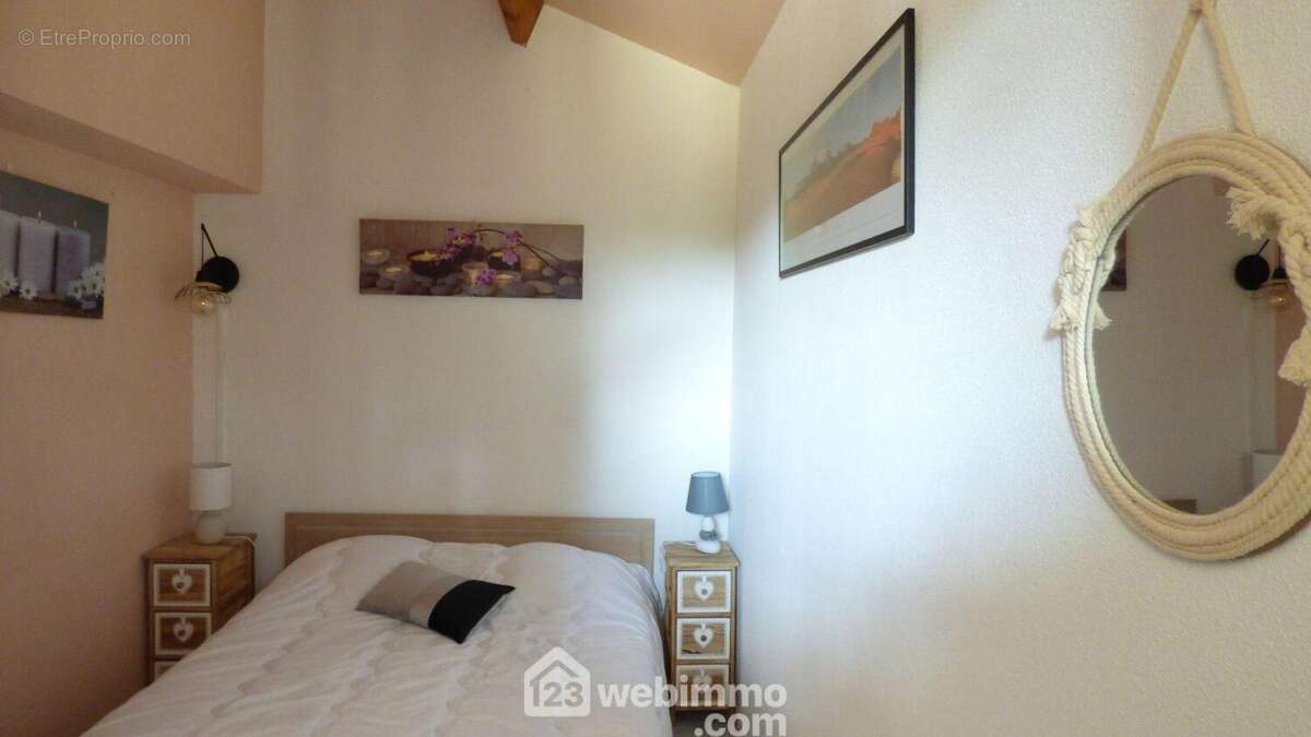 Chambre avec rangement au rez-de-chaussée. - Maison à SAINT-VINCENT-SUR-JARD