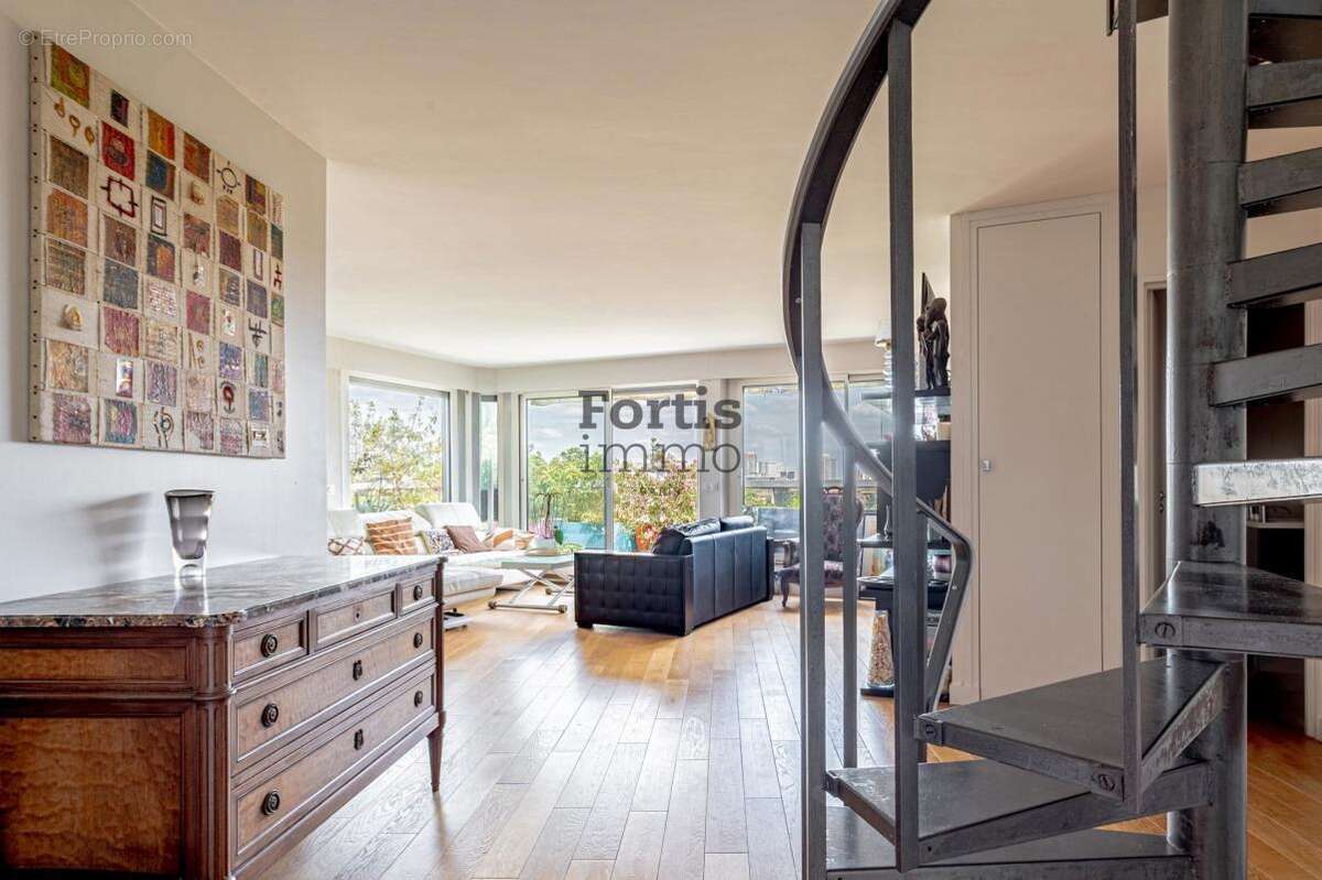 Appartement à PARIS-14E