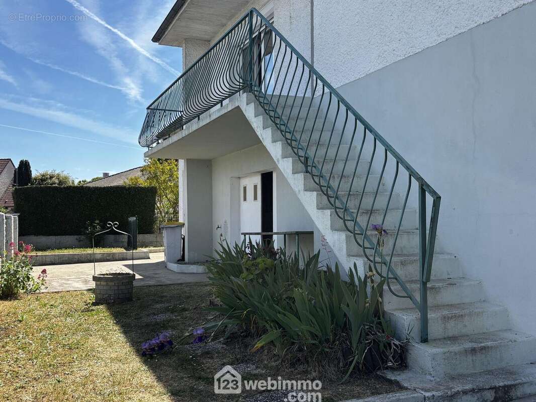 L'escalier extérieur mène à la partie habitable principale.
