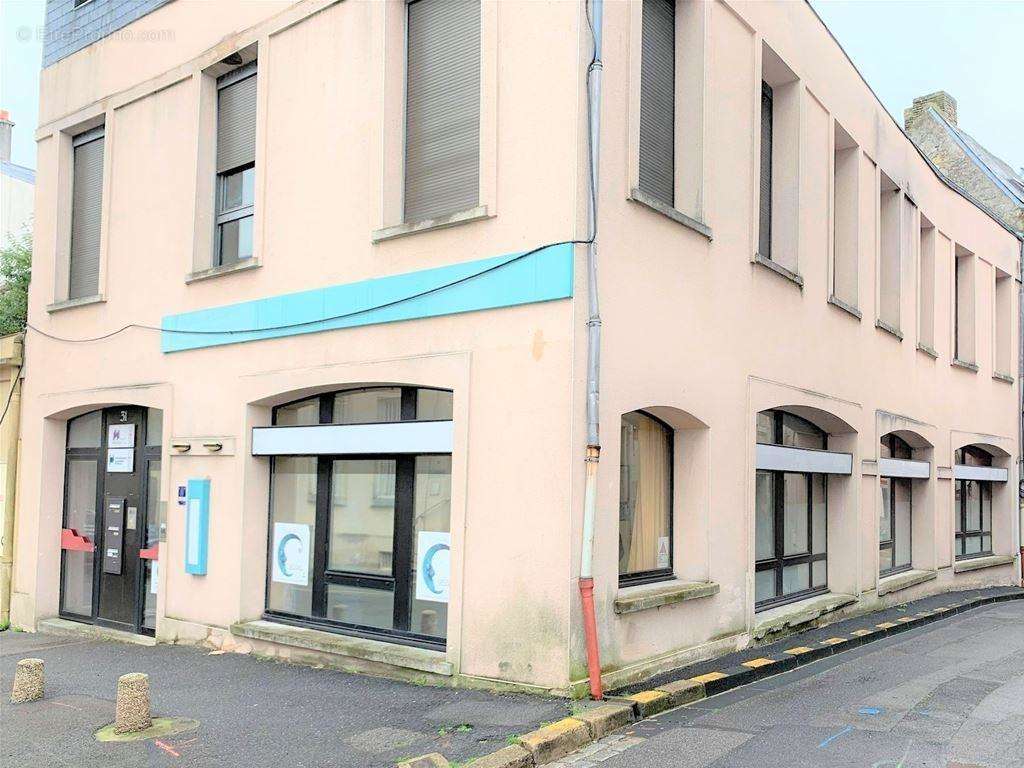 Local d'une surface de 150 m2 avec de grandes ouvertures - Maison à LAON