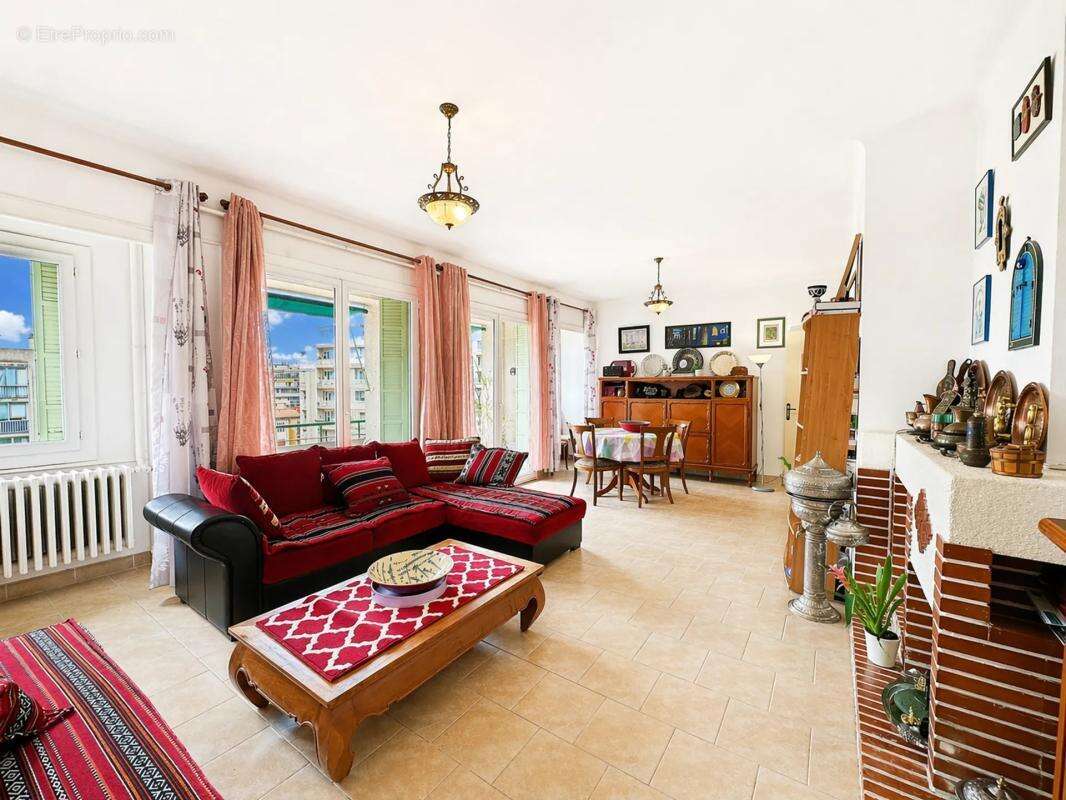 Appartement à MARSEILLE-4E