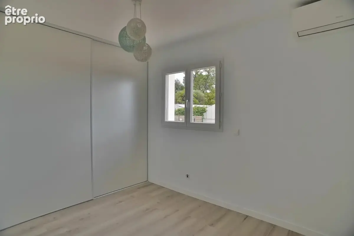 VILLENEUVE-LOUBET - Villa récente 4 Chambres – 120 M² – Piscine – Proche village - photo 16