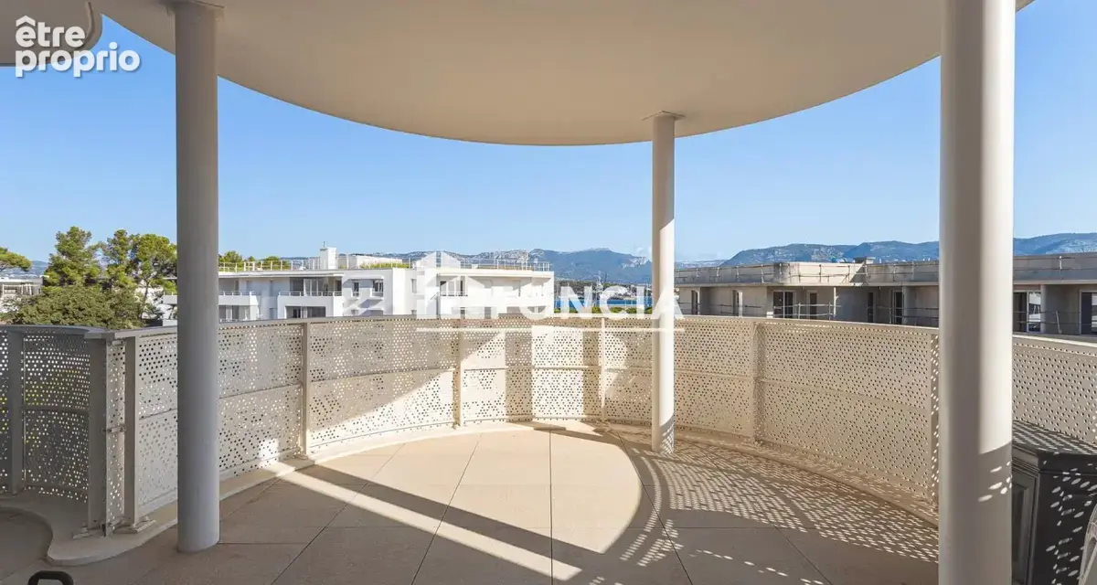 La Seyne-sur-Mer – T3 récent, terrasse 21 m² vue mer, résidence de standing en parc boisé - photo 6
