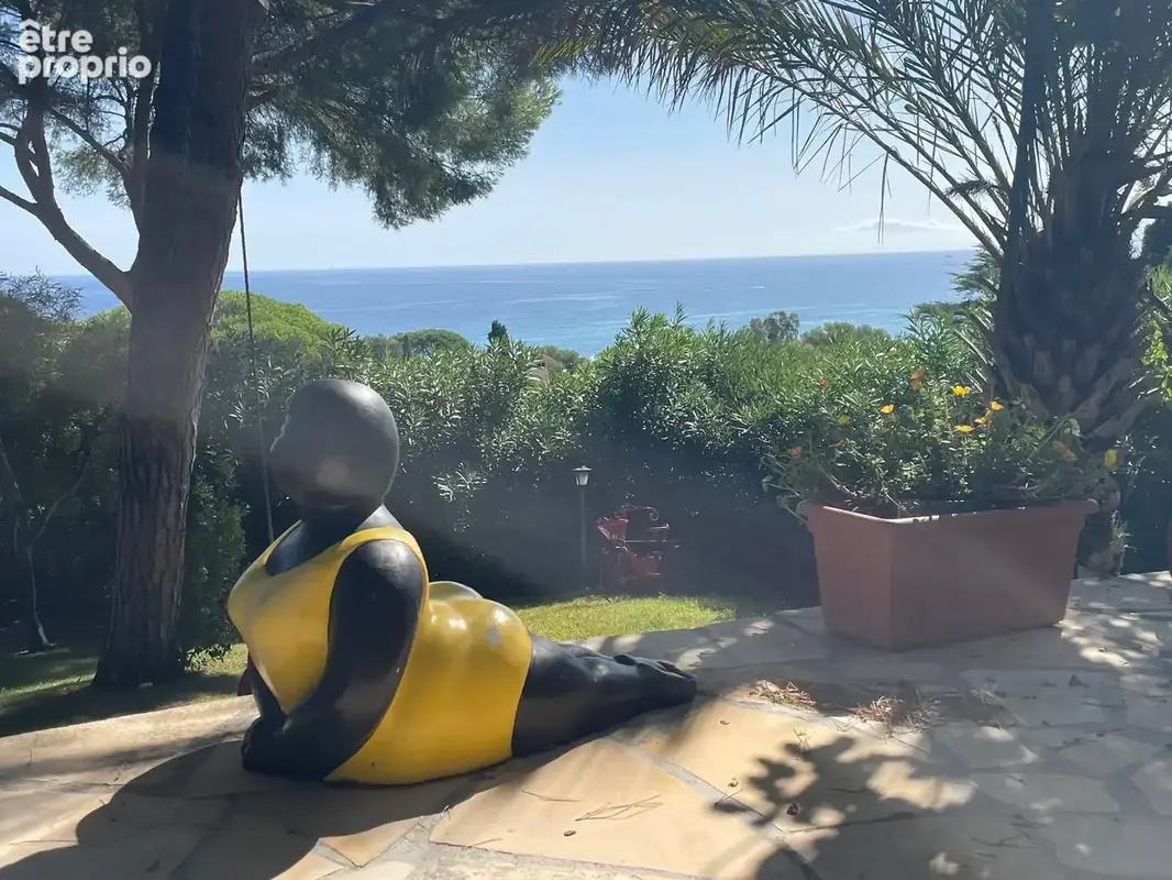 Demeure d’Exception à Sainte-Maxime : Luxe, Vue Mer & Accès Direct à La Plage - photo 1