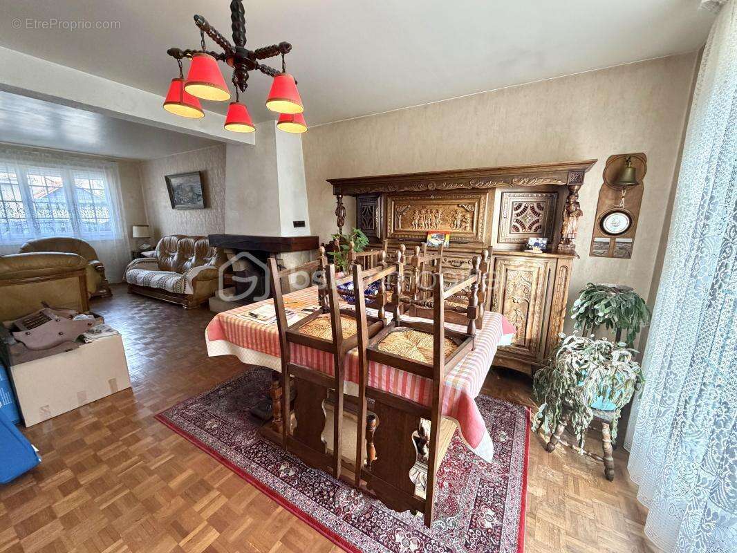 Maison à SAINT-ETIENNE-DU-ROUVRAY