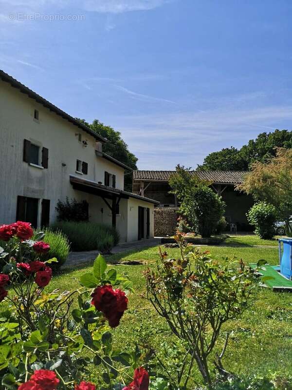 Maison à CLUSSAIS-LA-POMMERAIE