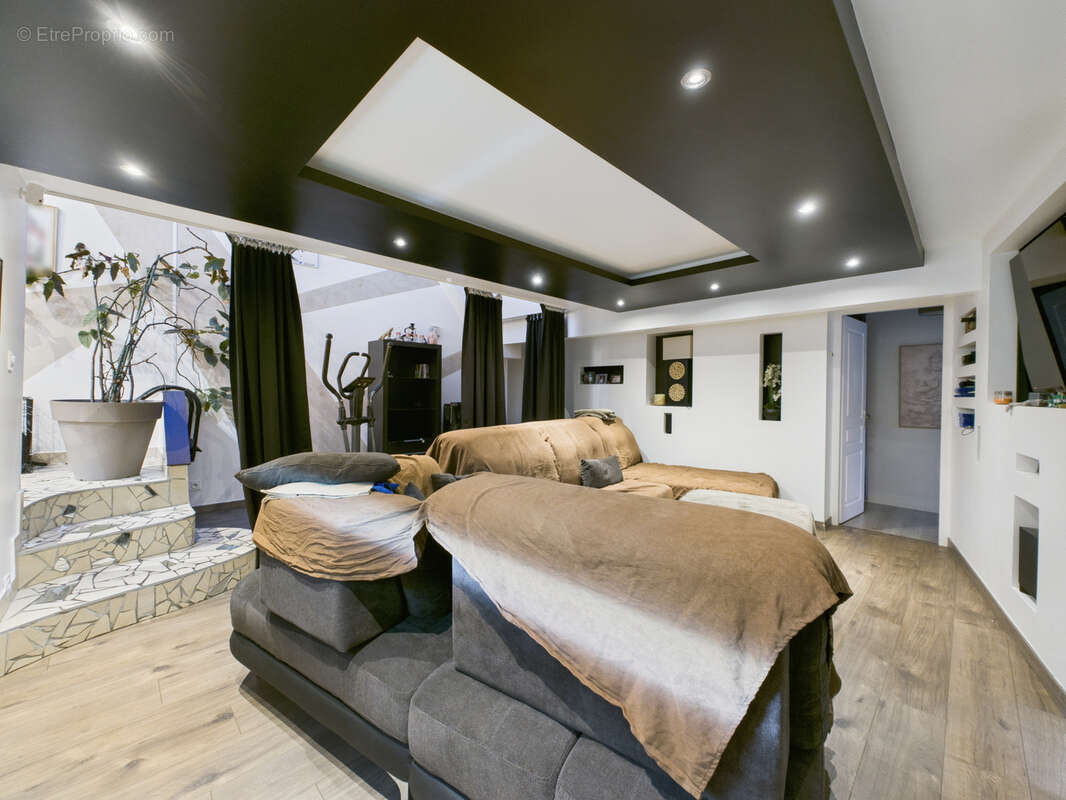 Maison à LE CHAMBON-FEUGEROLLES