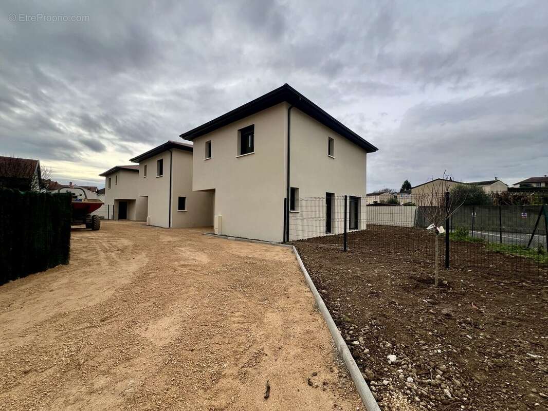 Maison à PONT-DE-CHERUY