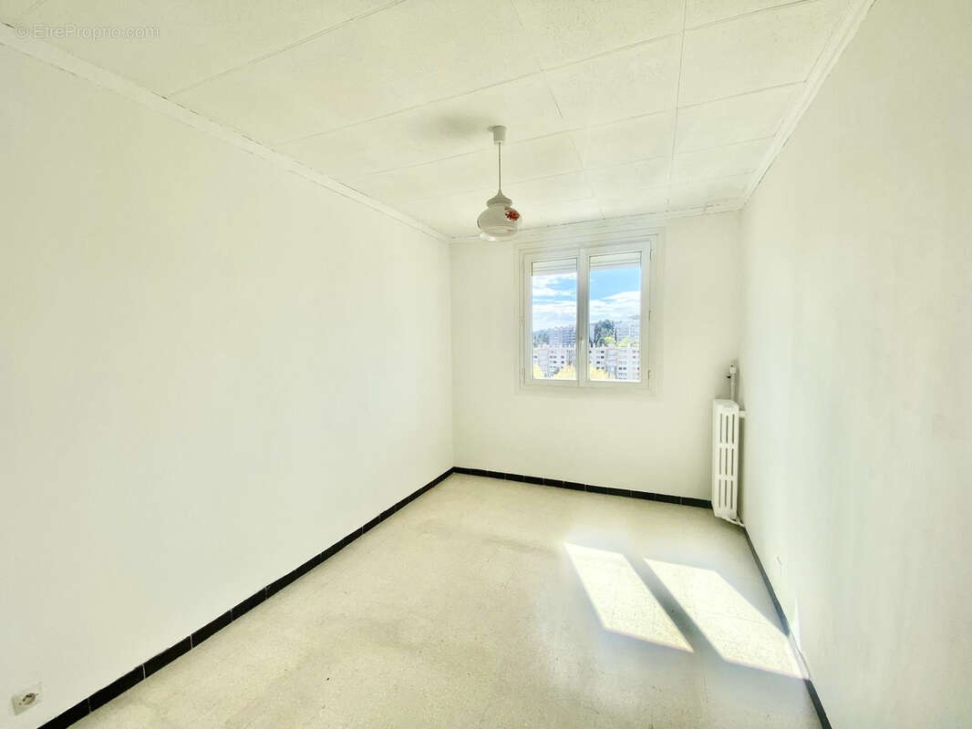 Toulon - Brunet : Appartement T4 avec balcon et parking - photo 6