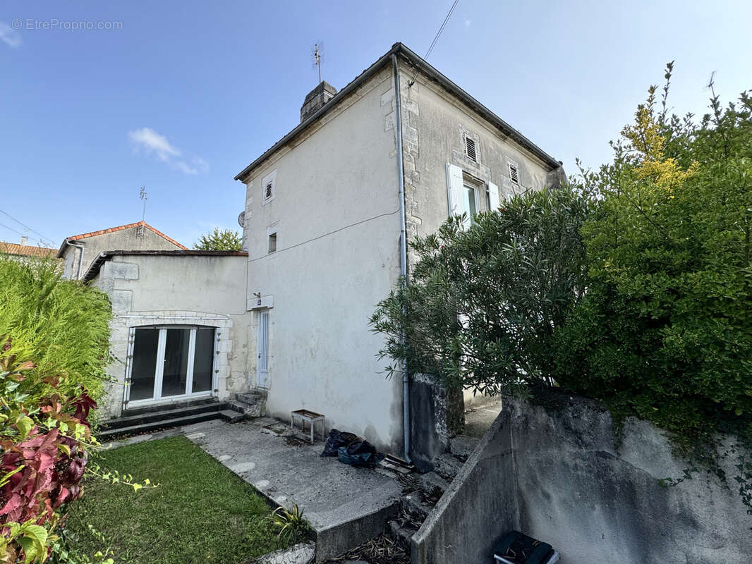 Maison à BARBEZIEUX-SAINT-HILAIRE