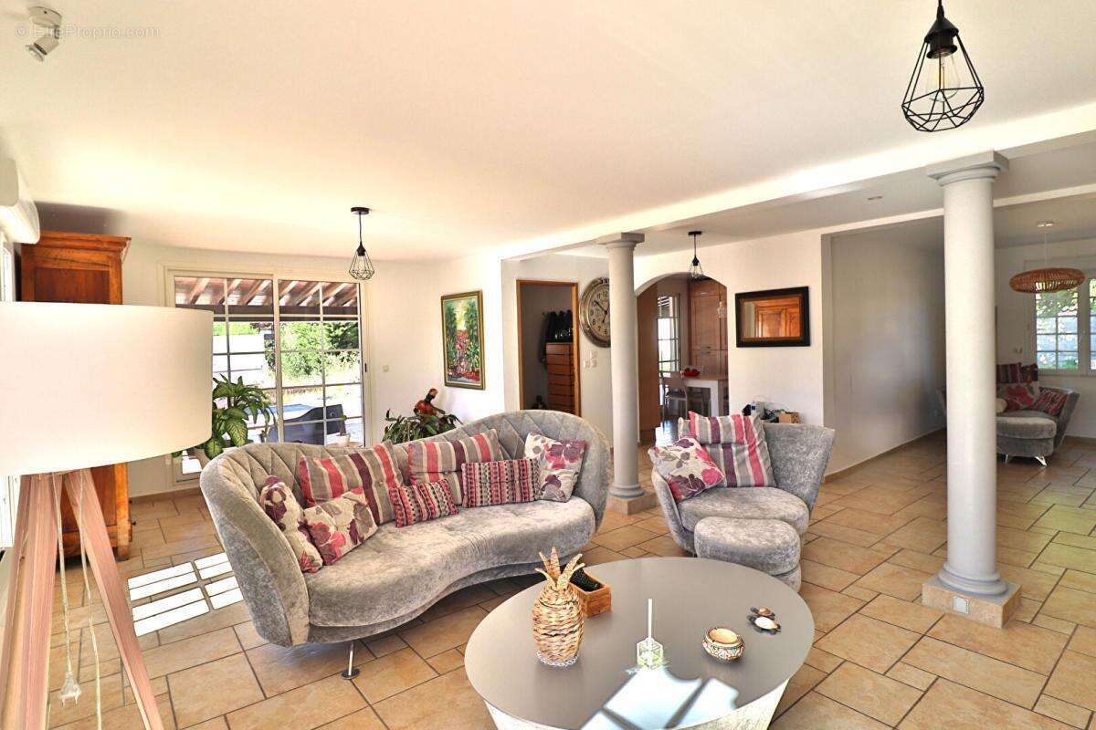 Villa t5 4 faces de 134m² + piscine + dependance sur un terrain de 1799m² - photo 4