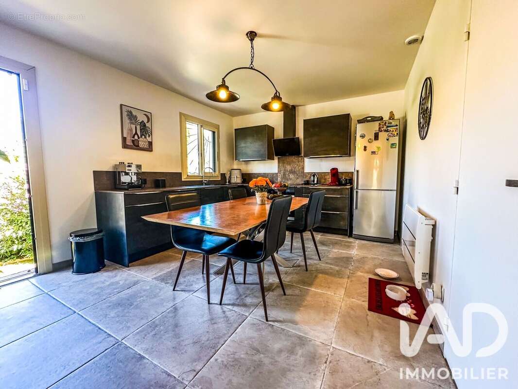 Maison 100 m² à Le Revest-Les-Eaux  - photo 4