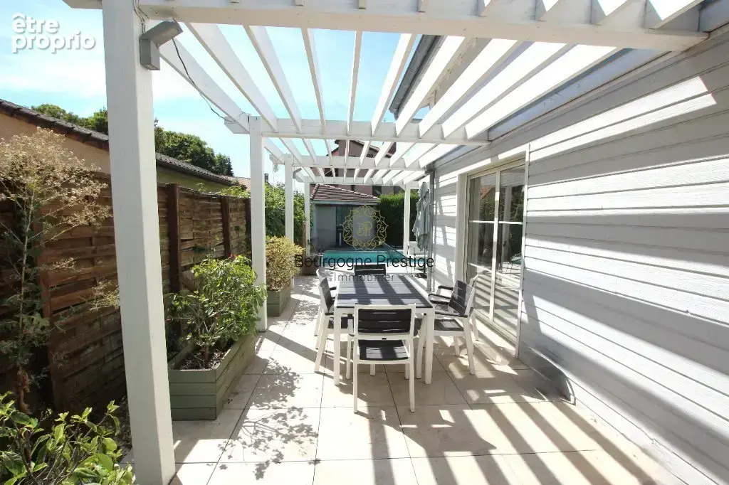 Maison individuelle et familiale a ossature bois de 223 m² -  centre ville macon- cinq chambres - piscine - terrasse - garage - photo 4