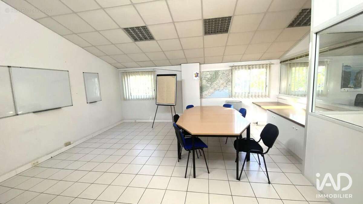 Photo 2 - Commerce à NIMES