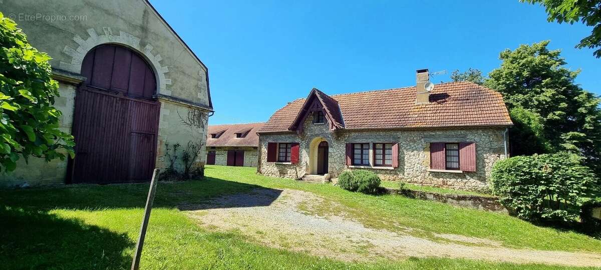 PROPRIETE AUTHENTIQUE   composée d' une maison familiale  et  de dépendances sur 10 HA . * - photo 22