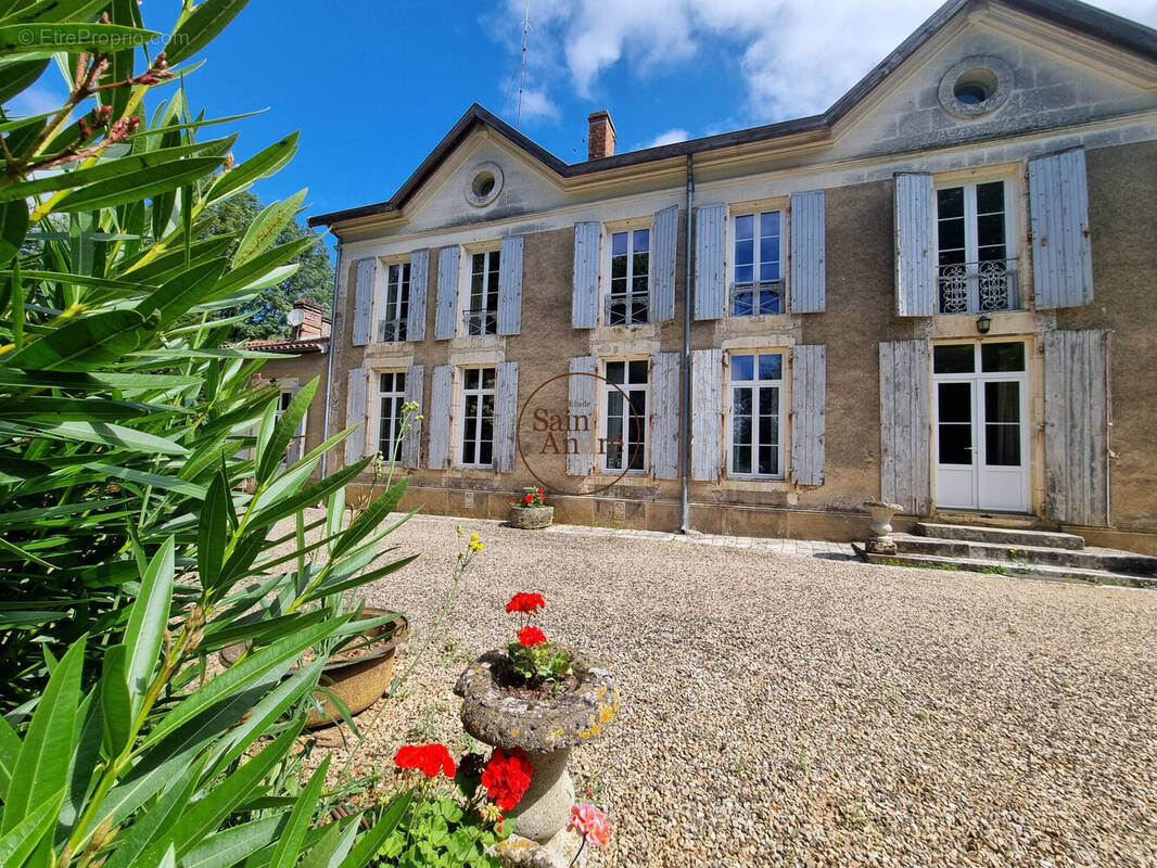 Maison à MONTBRON