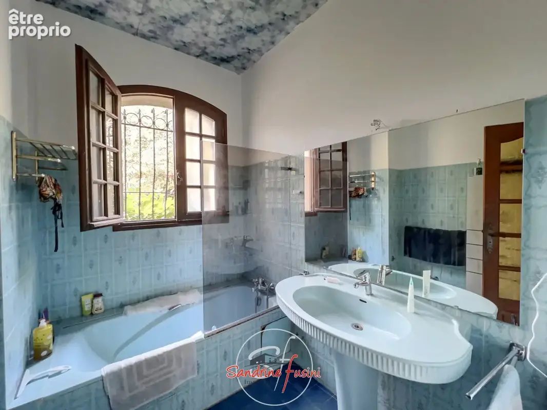 Villa de caractere - beaux volumes - piscine et terrain - photo 13